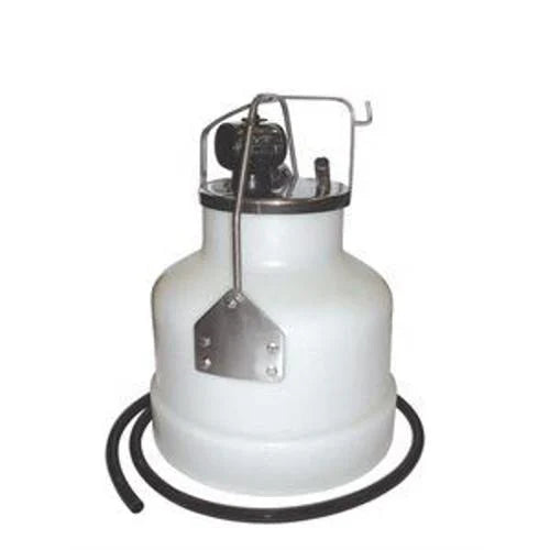 40 Lb. Poly Bucket Assembly f/One Cow - 40 libras. Conjunto de cubo de polietileno para una vaca